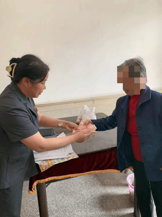 【以案释法】七旬老人摔伤索赔  法官上门贴心服务649.png