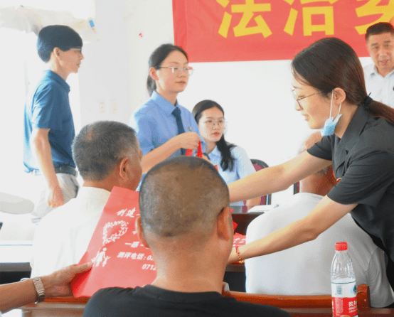 送法进村察民情 法治护航促振兴(定稿)93.png