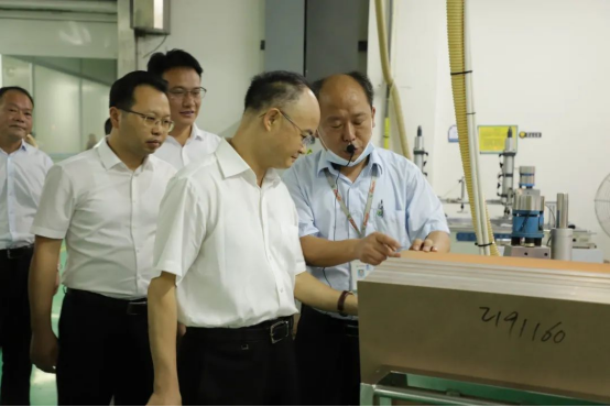 游劝荣院长与安陆法院干警一起学习省第十二次党代会精神85.png